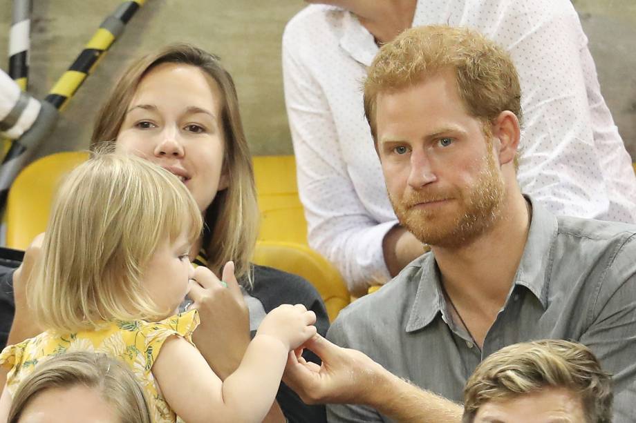 Hayley Henson e a filha Emily Henson sentam-se com o Príncipe Harry para comer pipoca e assistir às finais do vôlei durante os Jogos Invictus 2017 no Centro de Atletismo Mattamy, em Toronto, no Canadá