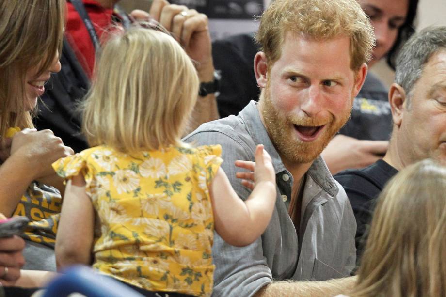 Hayley Henson e a filha Emily Henson sentam-se com o Príncipe Harry para comer pipoca e assistir às finais do vôlei durante os Jogos Invictus 2017 no Centro de Atletismo Mattamy, em Toronto, no Canadá