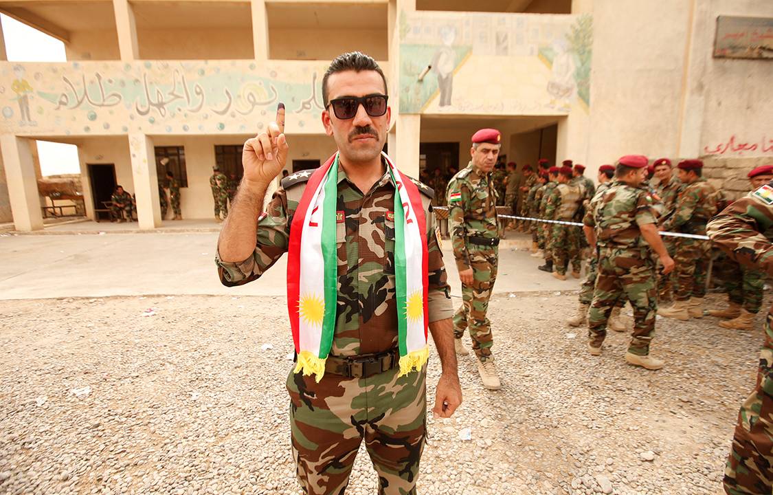 Membro da força Peshmerga demonstra-se a favor da independência do Curdistão, no Iraque