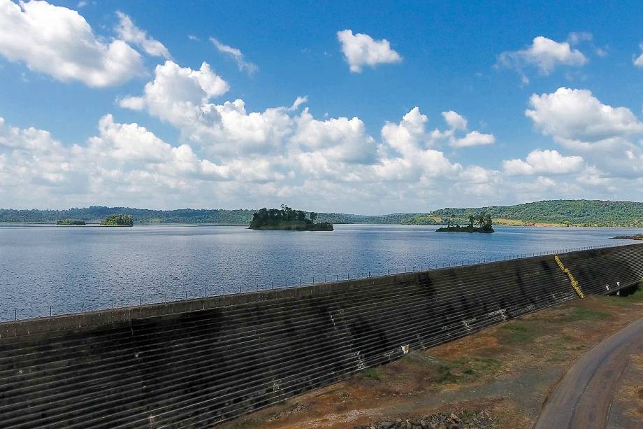 A construção da usina hidrelétrica de Santo Antonio do Jari, nas proximidades da Reserva do Rio Iratapuru, em 2014, levou à realocação das casas da vila de São Francisco. A empresa responsável pela barragem construiu casas no mesmo padrão, de madeira, a cerca de 500 metros do local original