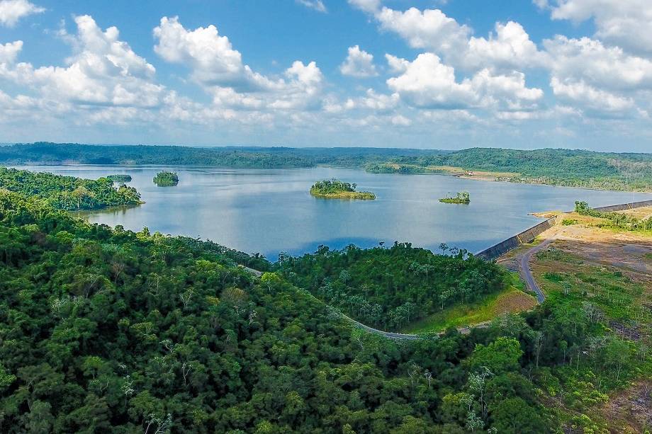 O Rio Jari, único meio de acesso à vila de São Francisco do Rio Iratapuru. Localizada dentro da Reserva de Desenvolvimento Sustentável do Rio Iratapuru e vizinha à usina hidrelétrica de Santo Antonio do Jari, a comunidade tem como principal atividade econômica a produção de óleo de castanhas