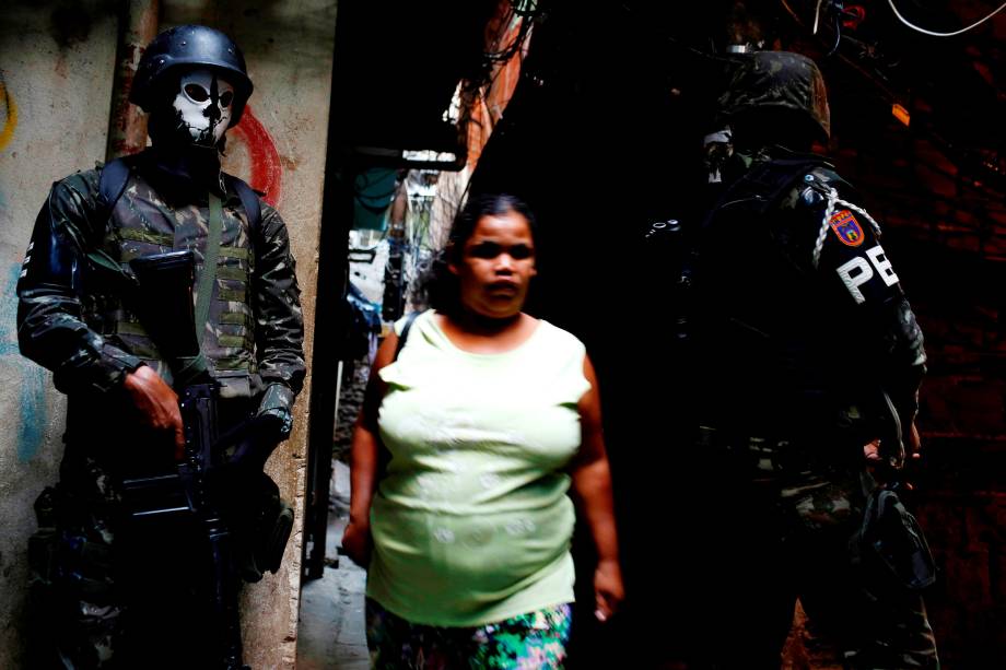 Membros da Polícia do Exército usam máscaras de caveira durante operação na Favela da Rocinha, no Rio de Janeiro - 25/09/2017 Membros da Polícia do Exército usam máscaras de caveira durante operação na Favela da Rocinha, no Rio de Janeiro - 25/09/2017