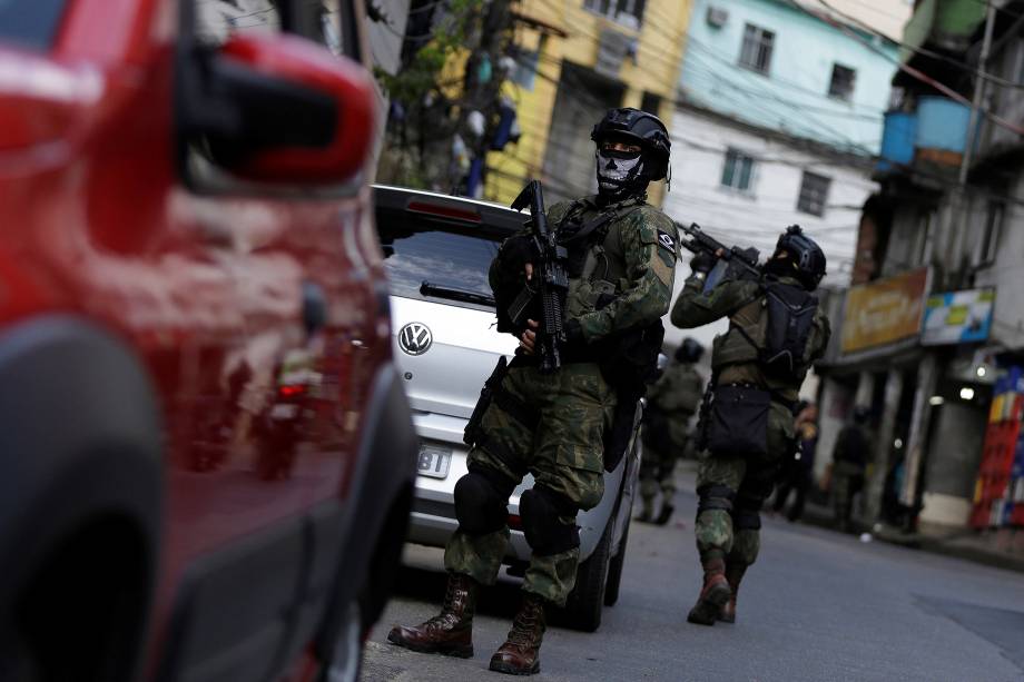 Militares das Forças Armadas usam máscaras de caveira durante operação na Favela da Rocinha, no Rio de Janeiro - 24/09/2017 Militares das Forças Armadas usam máscaras de caveira durante operação na Favela da Rocinha, no Rio de Janeiro - 24/09/2017