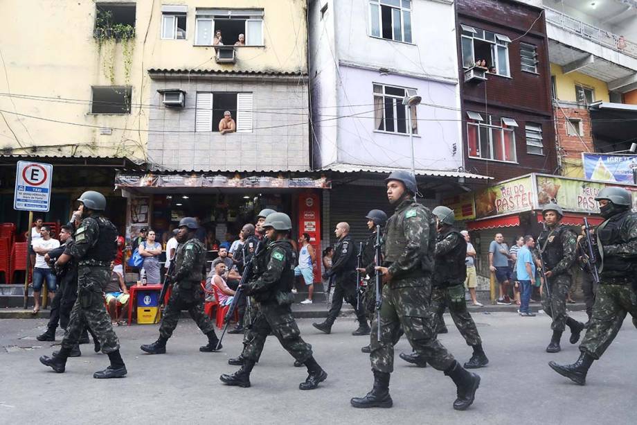 Forças armadas patrulham comunidade da Rocinha para conter guerra entre traficantes, no Rio - 23/09/2017