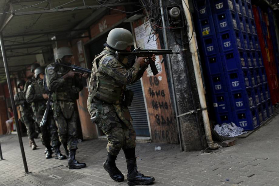 Soldados das Forças Armadas do Brasil ocupam a Favela da Rocinha após os confrontos violentos entre policiais e traficantes na manhã desta sexta-feira - 22/09/2017