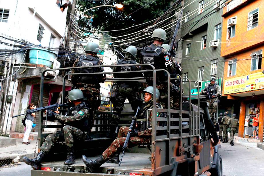 Exército ocupa comunidade da Rocinha para conter guerra entre traficantes, no Rio - 22/09/2017