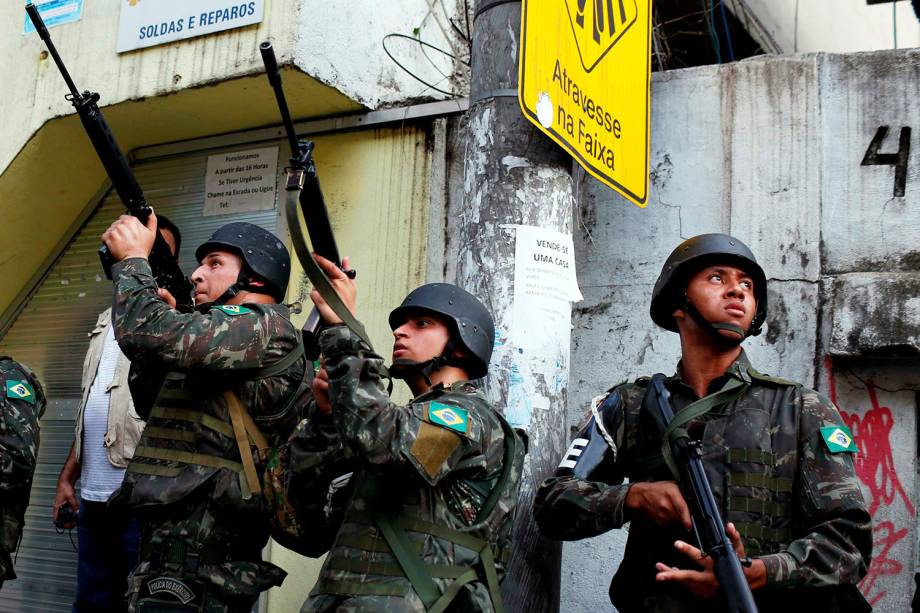 Exército ocupa comunidade da Rocinha para conter guerra entre traficantes, no Rio - 22/09/2017