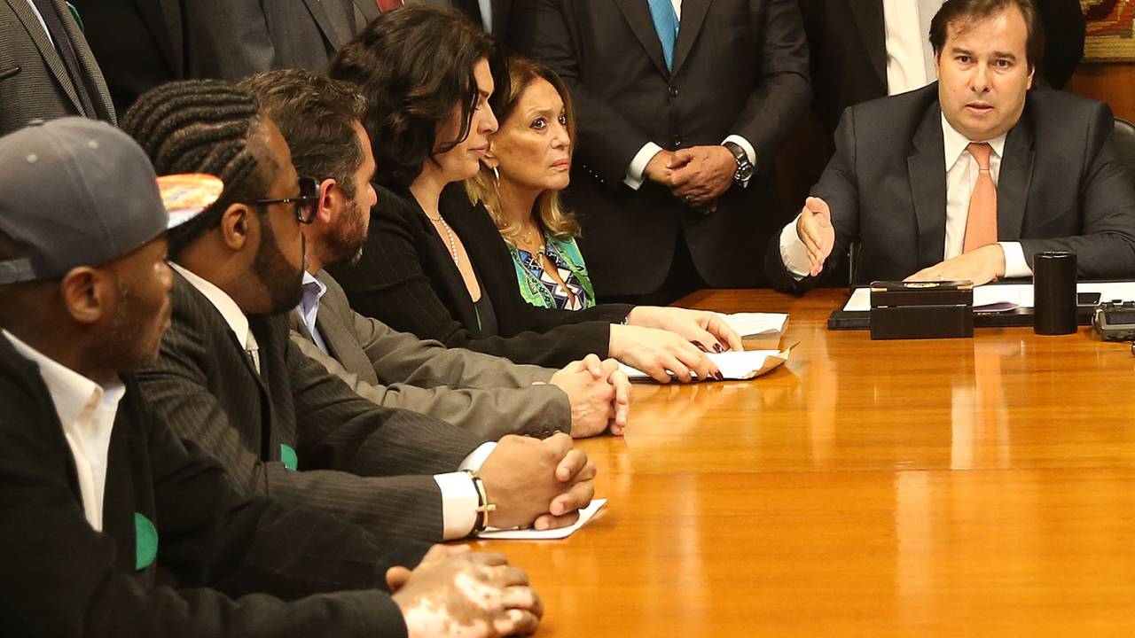 Artistas entregam carta de repúdio a Rodrigo Maia - 12/09/2017