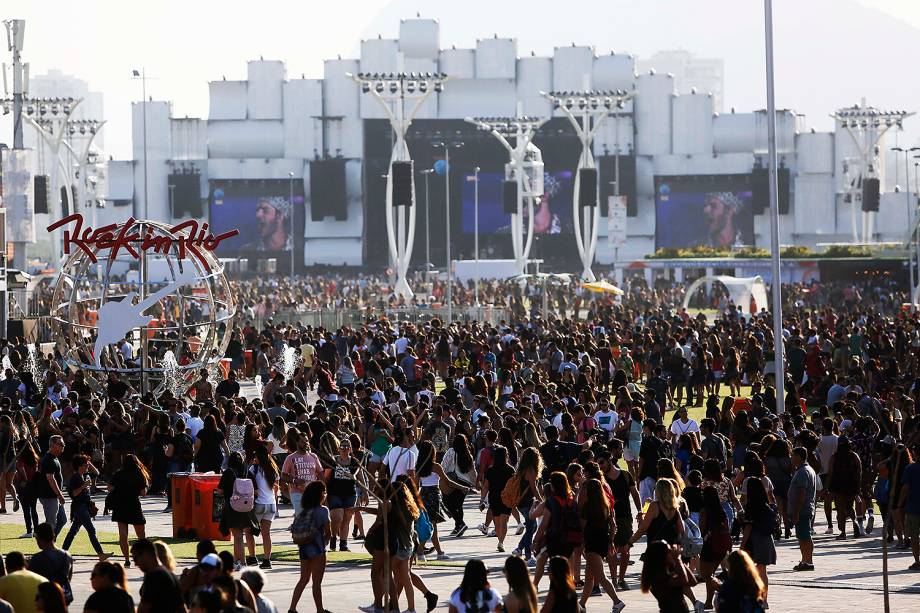 Movimentação do público no Parque Olímpico, na Barra da Tijuca, zona oeste do Rio de Janeiro (RJ), para o segundo dia de shows do Rock In Rio - 16/09/2017