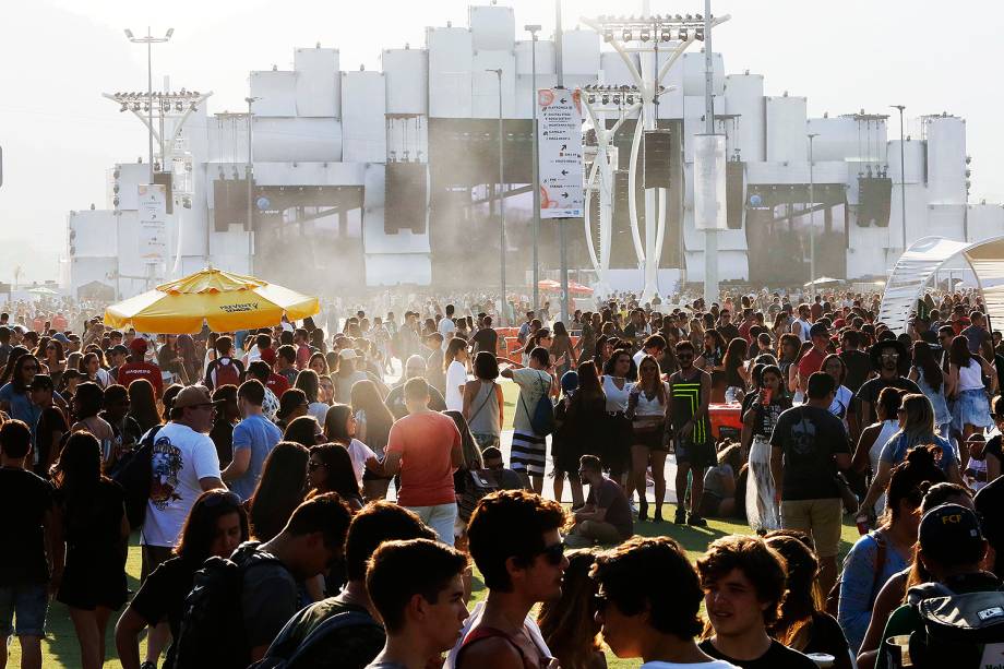 Movimentação do público no Parque Olímpico, na Barra da Tijuca, zona oeste do Rio de Janeiro (RJ), para o segundo dia de shows do Rock In Rio - 16/09/2017