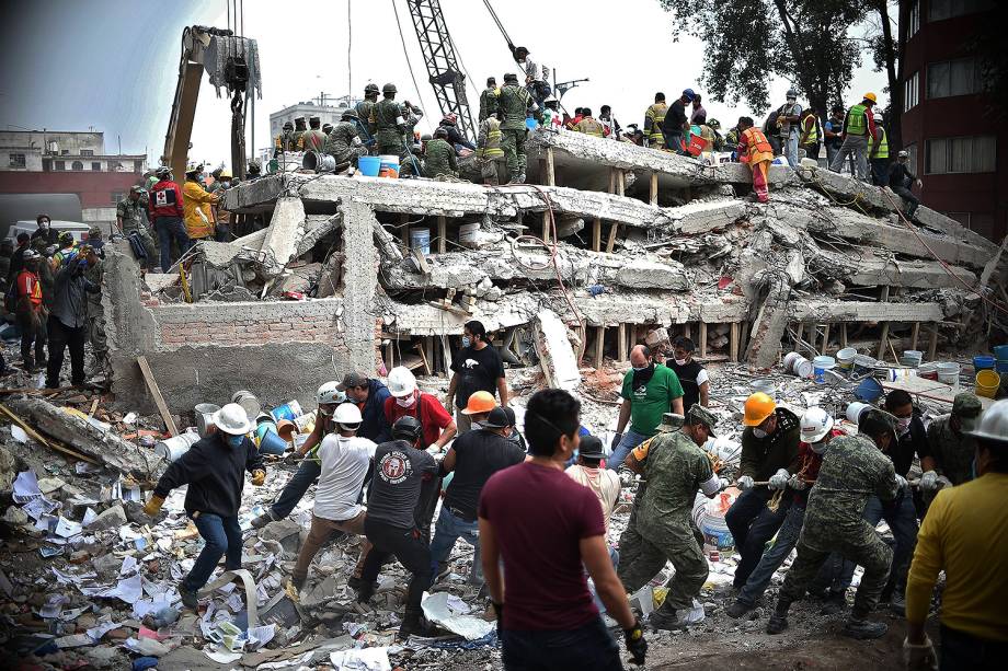 Equipes de resgate trabalham em prédio após terremoto atingir a Cidade do México - 20/09/2017