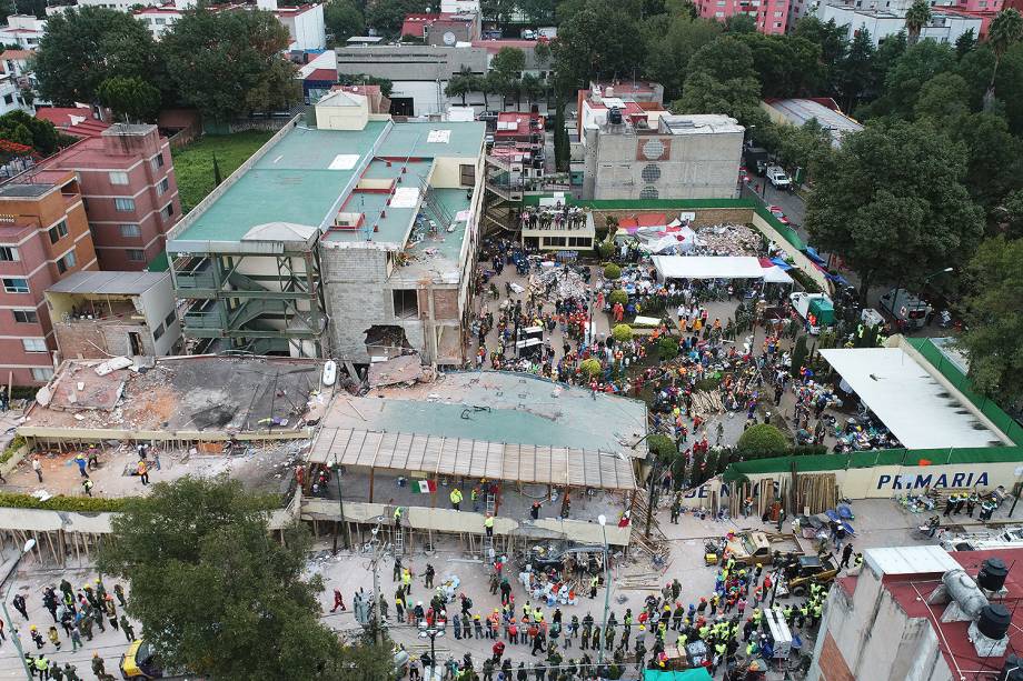 Voluntários e equipe de resgate procuram por crianças presas dentro da escola Enrique Rebsamen, que foi atingida pelo terremoto, na Cidade do México  - 20/09/2017