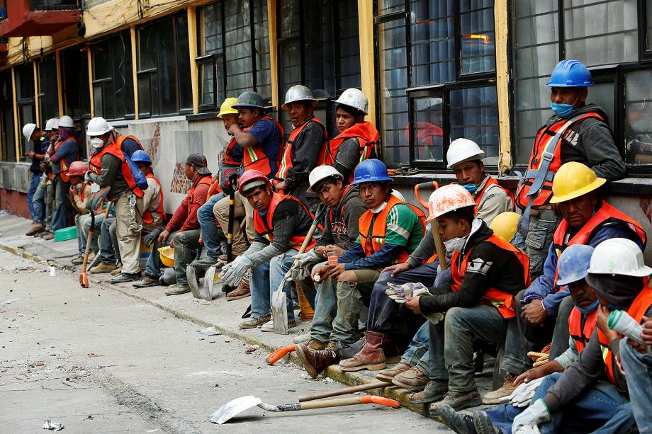 Equipes de resgate descansam após terremoto atingir a Cidade do México - 20/09/2017