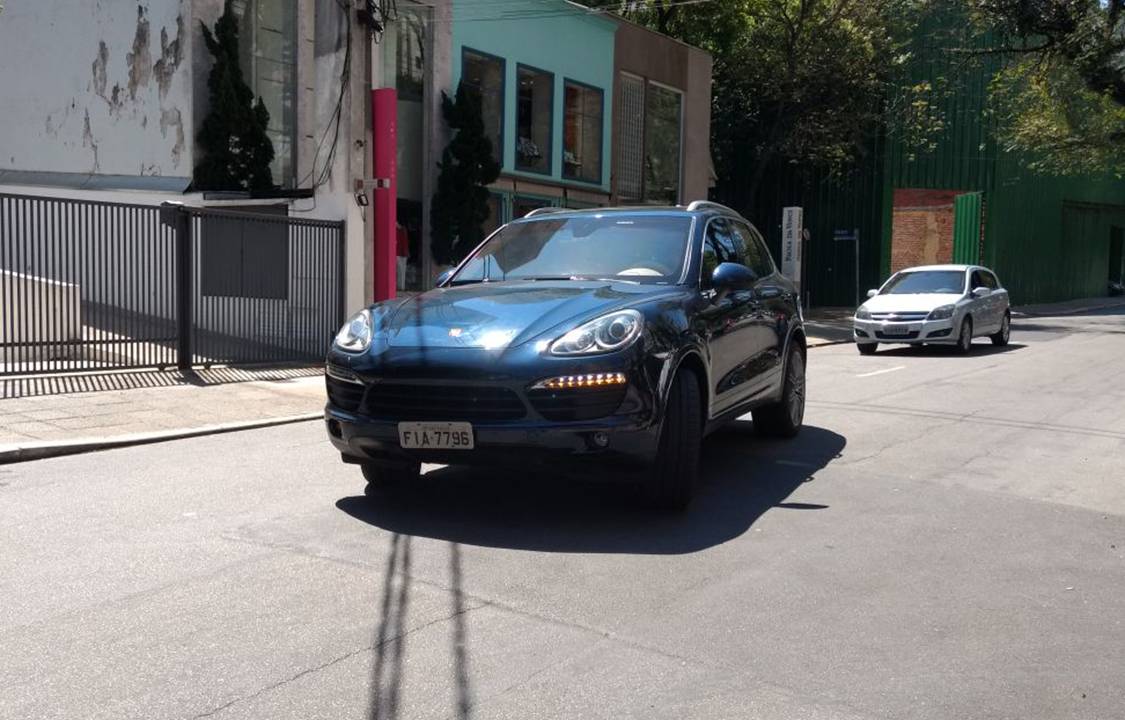 Ticiana Villas Boas chega na casa de José Batista Sobrinho, na rua Haddock Lobo, em São Paulo