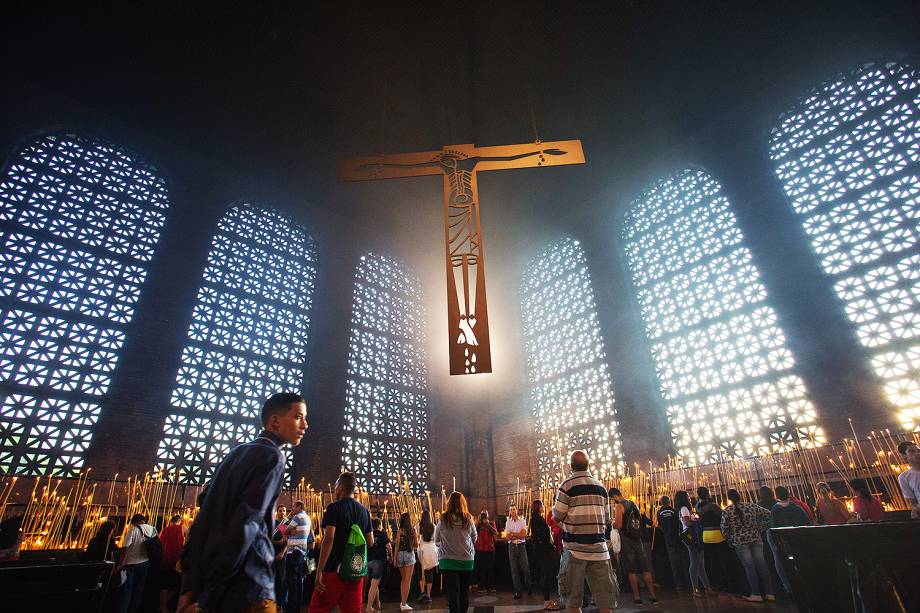 Movimentação de fiéis na Sala das Velas na Basílica de Nossa Senhora Aparecida em que se comemora os 300 anos da aparição da imagem da padroeira do Brasil no Rio Paraíba - 12/10/2017