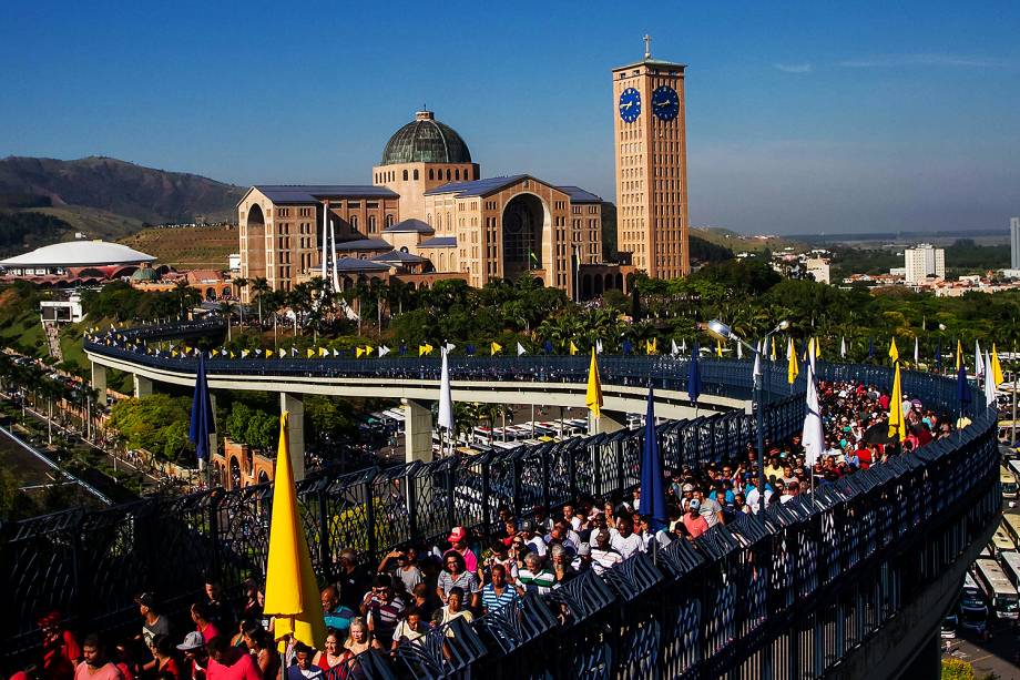 Milhares de fiéis vão ao Santuário de Nossa Senhora Aparecida para acompanhar as celebrações dos 300 anos da Padroeira do Brasil, na cidade de Aparecida, interior de São Paulo - 12/10/2017