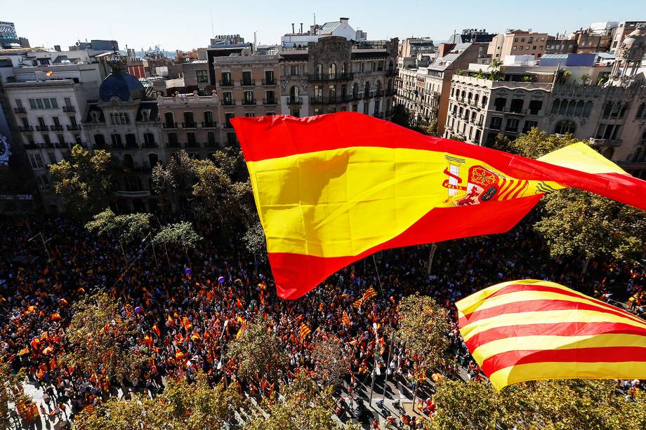 Milhares de pessoas contrárias à declaração de independência da Catalunha foram às ruas, em Barcelona - 29/10/2017