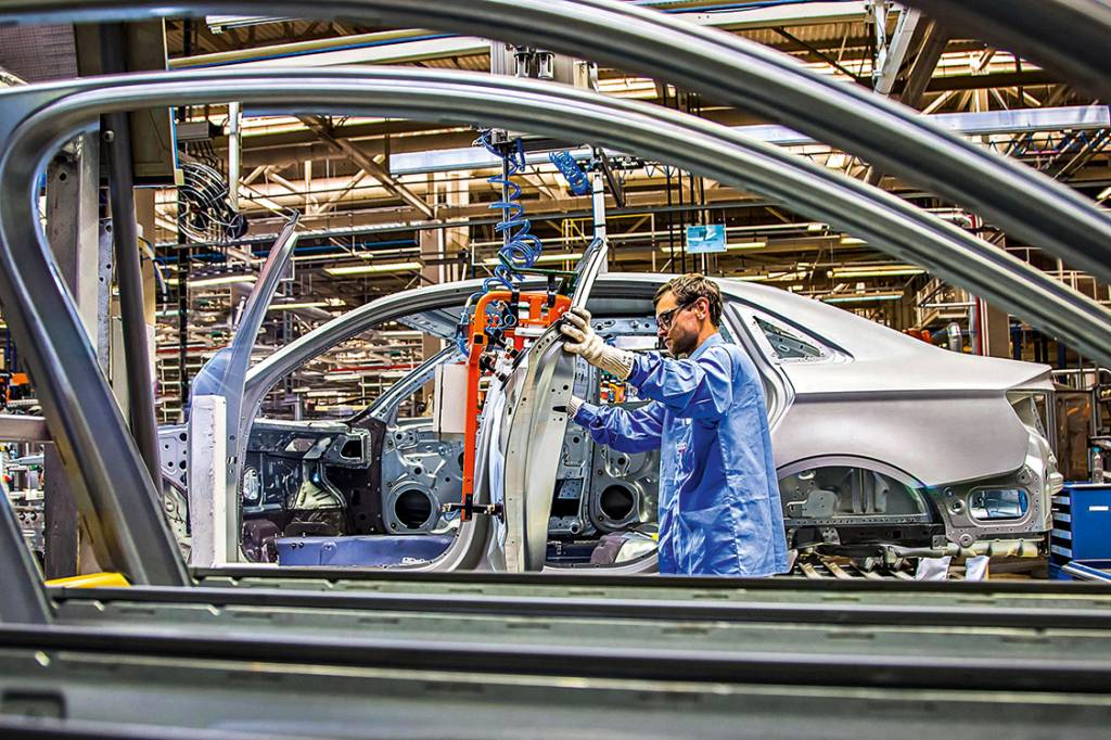 Incentivo condenado – O Inovar-Auto ajudou a trazer para o país fábricas como a da BMW (acima), mas feriu normas da Organização Mundial do Comércio
