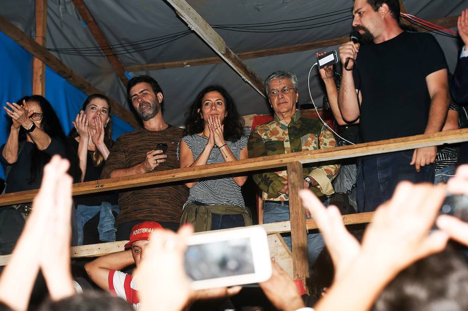 Guilherme Boulos, líder do MTST, discursa, observado por Sonia Braga, Alline Moraes, o deputado estadual Marcelo Freixo (PSOL-RJ), Marina Person e Caetano Veloso, em São Bernardo - 30/10/2017