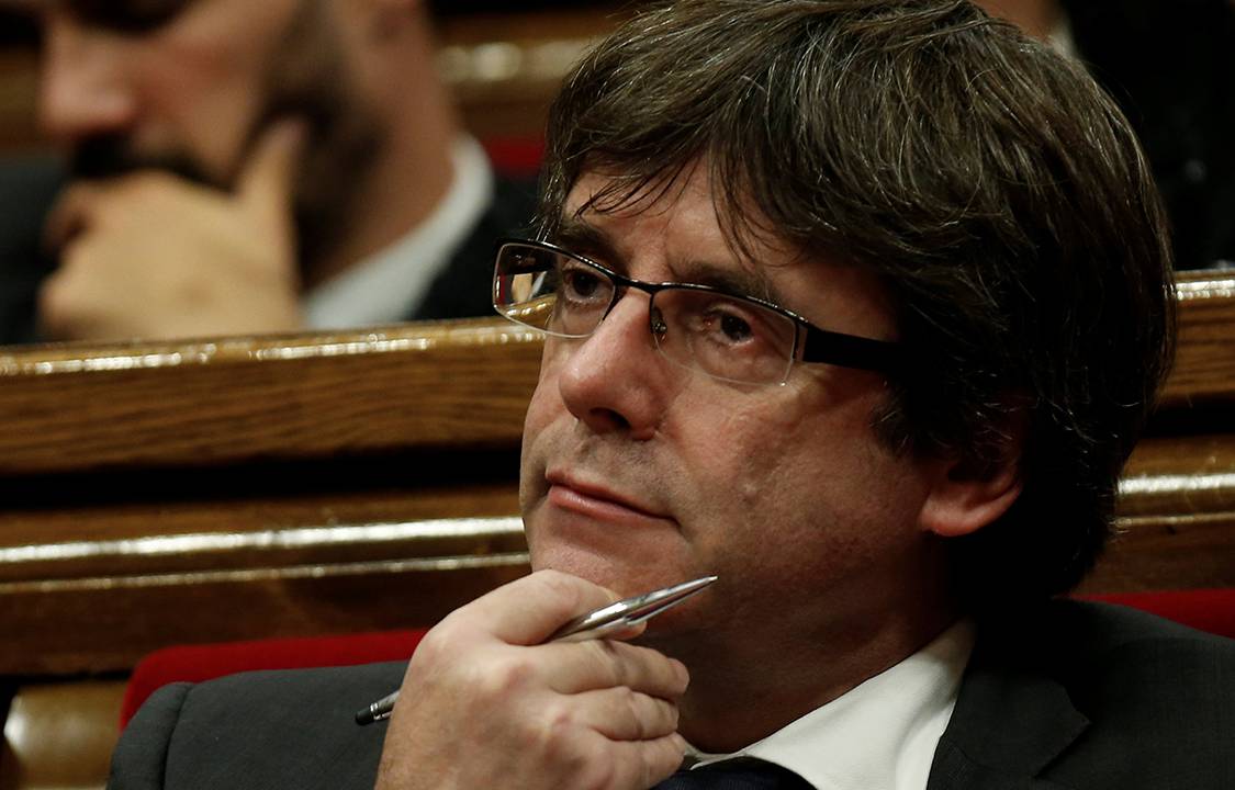 Presidente da Catalunha, Carles Puigdemont, druante sessão do parlamento regional em Barcelona, na Espanha