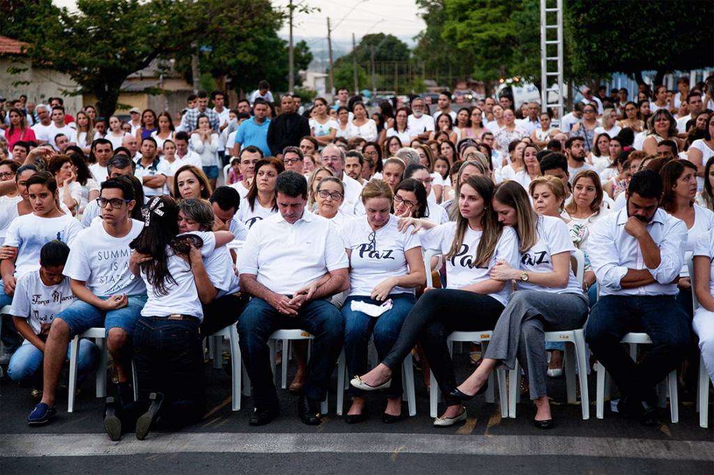 O recomeço – Alunos e funcionários do Colégio Goyases, vítimas e familiares se reuniram em frente à escola no dia 24 para uma cerimônia ecumênica. As aulas voltarão ao normal no dia 30.