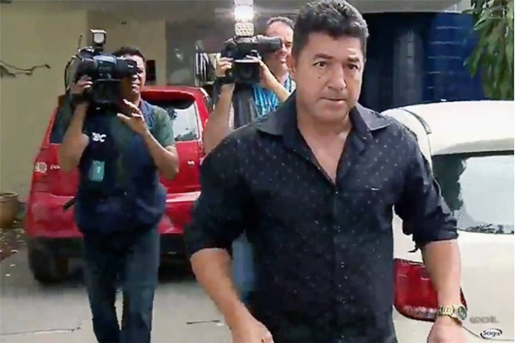 O major da PM de Goiás Divino Malaquias, pai do adolescente que atirou e matou dois colegas de sala em um colégio de Goiânia, deixa a Polícia Civil nesta segunda (23) depois de depor... - REPRODUCAO/TV SERRA DOURADA