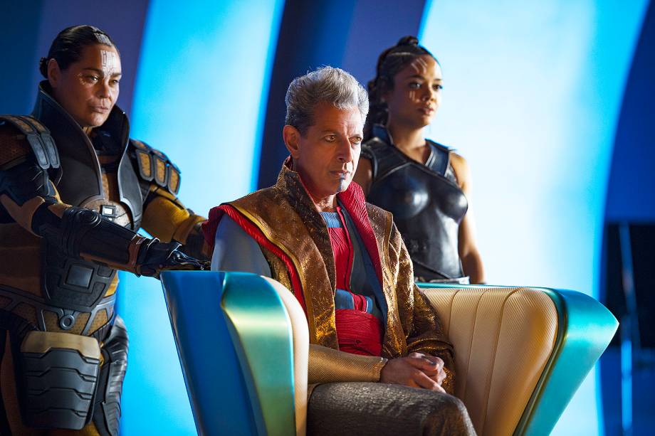 Thor: Ragnarok com Topaz (Rachel House), Grandmaster (Jeff Goldblum) e Valkyrie (Tessa Thompson)