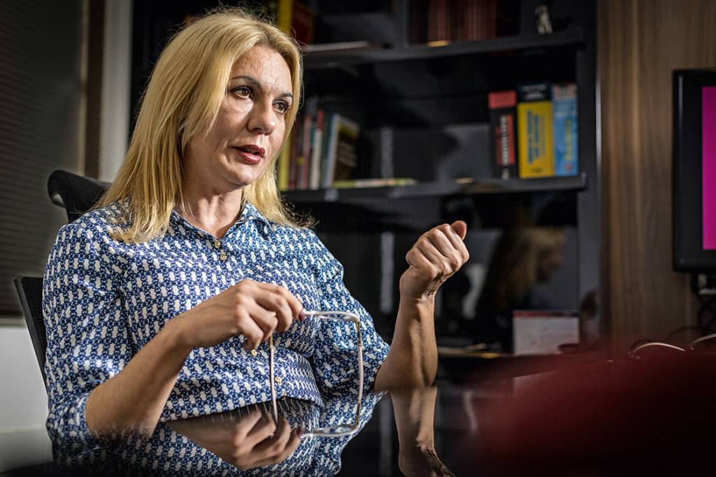 CURITIBA, PR, 13.06.2017: Na semana passada, Gisele Alessandra Shimidt e Silva foi a primeira advogada transexual a fazer uma sustentação oral no plenário do STF (Supremo Tribunal Federal), ao defender o direito de transexuais mudarem o nome e o sexo no registro civil sem a necessidade de realizar uma cirurgia de â??transgenitalizaçãoâ?. (Foto: Brunno Covello/Folhapress)