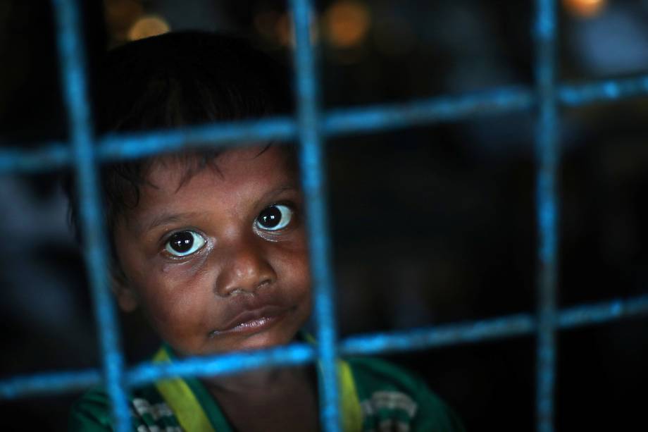 Um menino refugiado Rohingya, que atravessou a fronteira de Myanmar esta semana, se refugia na Escola Primária de Long Beach, no campo de refugiados de Kutupalong, perto de Cox's Bazar, Bangladesh - 23/10/2017