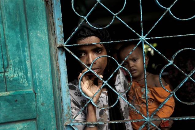 Refugiados rohingyas recém chegados à Bangladesh aguardam para serem levados até o acampamento Cox's Bazar, onde se encontram outros milhares de muçulmanos - 02/10/2017 Refugiados rohingyas recém chegados à Bangladesh aguardam para serem levados até o acampamento Cox's Bazar, onde se encontram outros milhares de muçulmanos - 02/10/2017