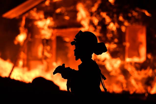 Bombeiros combatem incêndios florestais na região de vinícolas da Califórnia Bombeiros combatem incêndios florestais na região de vinícolas da Califórnia