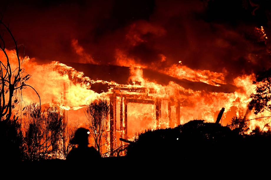 Bombeiros combatem incêndios florestais na região de vinícolas da Califórnia