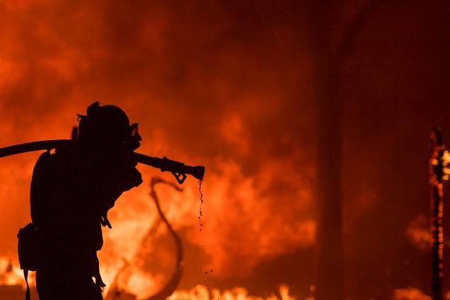 Bombeiros combatem incêndios florestais na região de vinícolas da Califórnia Bombeiros combatem incêndios florestais na região de vinícolas da Califórnia