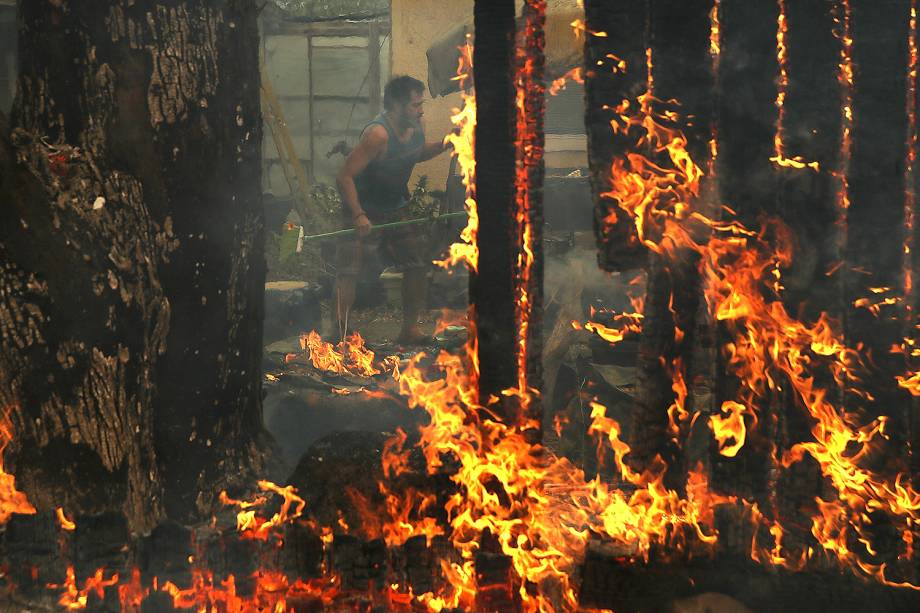 O fogo consumiu inteiramente as casas em Glen Ellen, na Califórnia