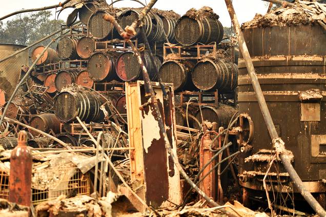 Barris de carvalho são vistos ainda em seus compartimentos na vinícola de Signorello, em Napa Barris de carvalho são vistos ainda em seus compartimentos na vinícola de Signorello, em Napa