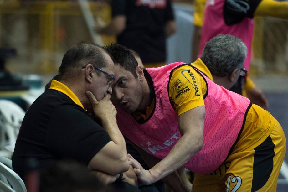 Falcão conversa com o técnico Fernando Ferretti durante a final contra o Corinthians, na Arena Sorocaba
