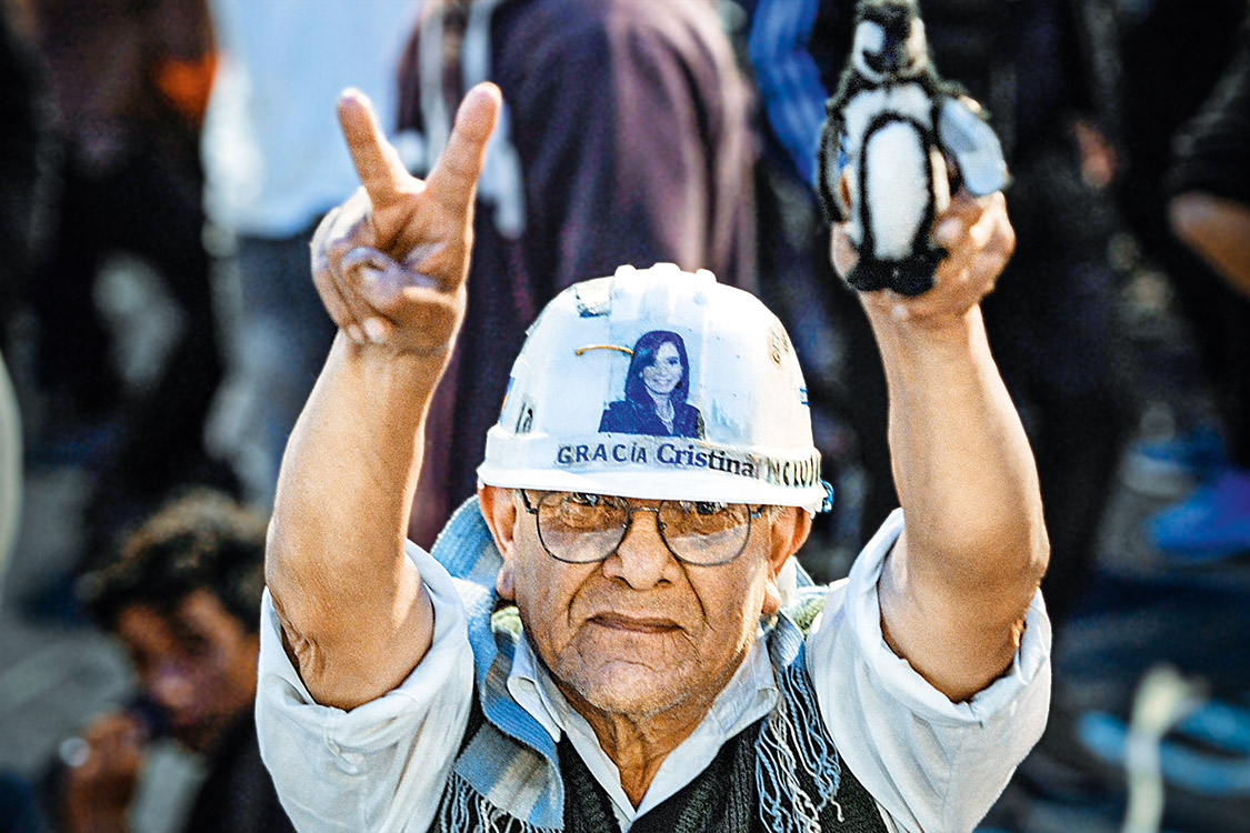 Luis Lucas, estivador aposentado, com capacete de Cristina, no comando de campanha de Cristina Kirchner no Est&aacute;dio do Arsenal, em Sarand&iacute; CREDITO: Enrique Garcia Medina