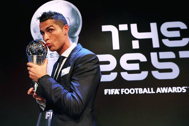 Cristiano Ronaldo recebe o prêmio de melhor jogador do mundo pela FIFA, em cerimônia realizada em Londres. O atacante português iguala o número de prêmios conquistados por Lionel Messi, cada um com 5 títulos - 23/10/2017 Cristiano Ronaldo recebe o prêmio de melhor jogador do mundo pela FIFA, em cerimônia realizada em Londres. O atacante português iguala o número de prêmios conquistados por Lionel Messi, cada um com 5 títulos - 23/10/2017