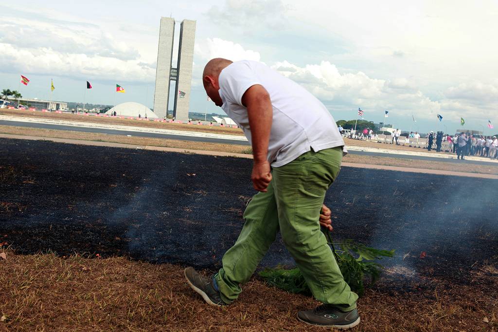Motoristas de transporte por aplicativo protestam em Brasília