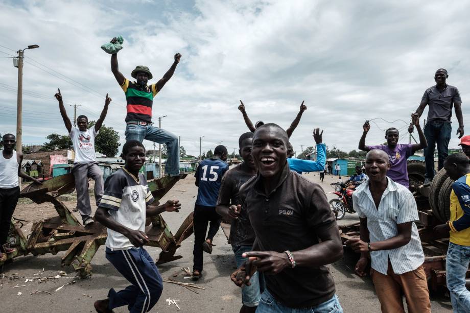 Manifestantes da Super-Aliança Nacional (NASA) montam uma barricada durante eleições presidenciais em Awasi, no Quênia - 26/10/2017