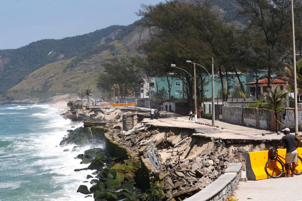 Trecho do calçadão e ciclovia na Praia da Macumba desaba após força da água, no Rio – 09/10/2017