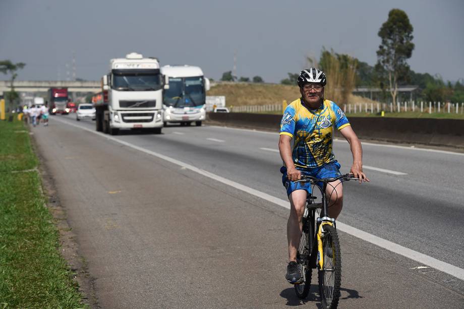 Romeiro pedala pela rodovia Dutra até a Basílica de Nossa Senhora Aparecida