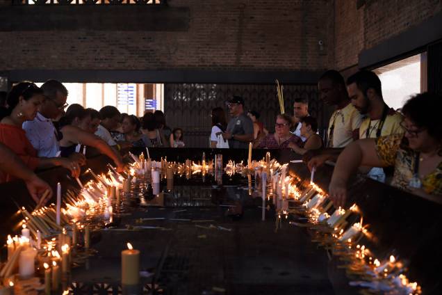 Fiéis acendem vela durante a véspera do dia de Nossa Senhora Aparecida Fiéis acendem vela durante a véspera do dia de Nossa Senhora Aparecida