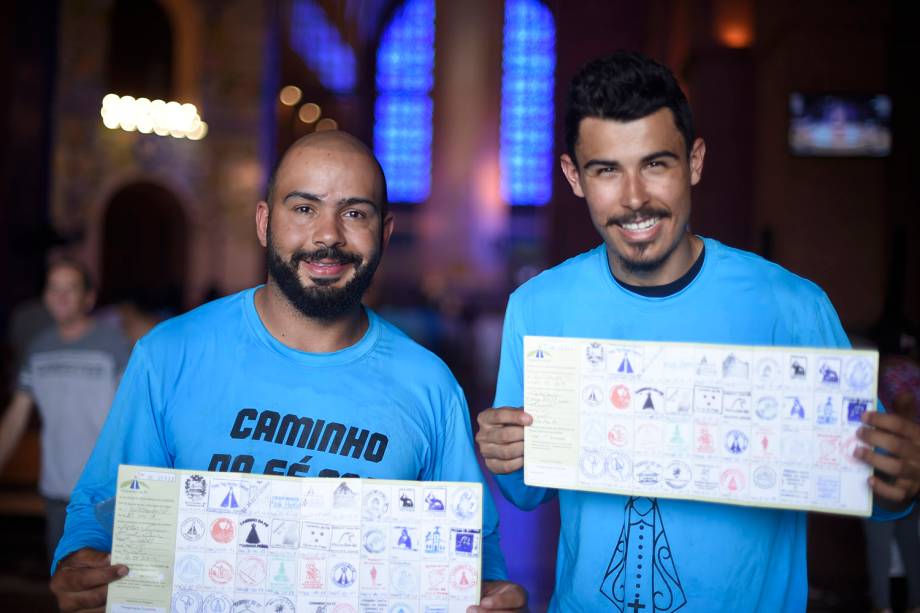 Romeiros de Sertãozinho posam para foto após concluir caminhada de 500km até a Basílica de Nossa Senhora Aparecida