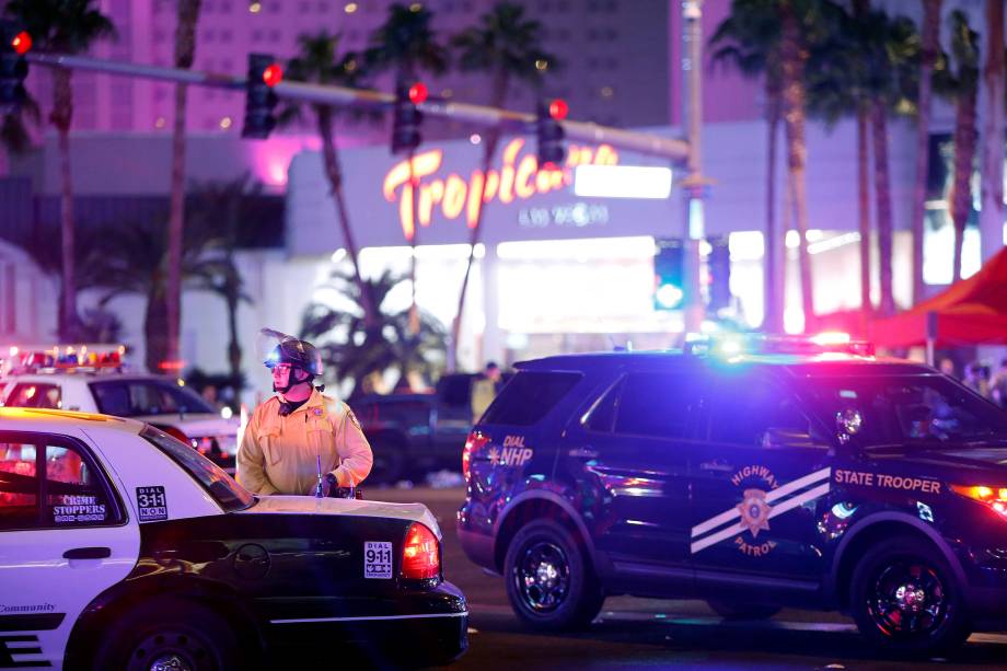 Agente da polícia de Las Vegas permanece na área de um ataque a tiros no cruzamento da Avenida Tropicana e do Las Vegas Boulevard South durante um festival de música country - 02/10/2017