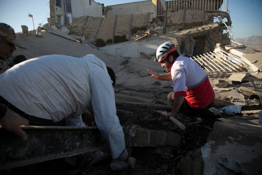 Equipes de resgate procuram vítimas sob os escombros de um edifício após um terremoto no condado de Sarpol-e Zahab, em Kermanshah, no Irã - 13/11/2017
