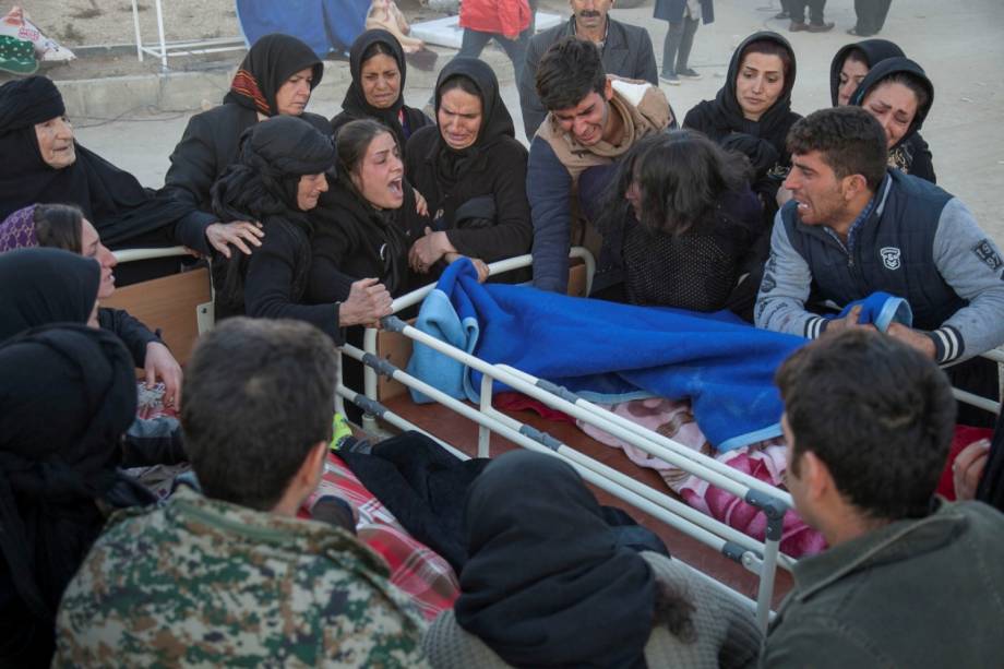 Pessoas reagem ao lado do corpo de uma vítima após um terremoto no município de Sarpol-e Zahab, em Kermanshah, no Irã - 13/11/2017