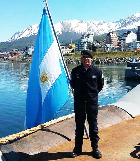 A família do segundo suboficial Celso Oscar Vallejos homenageou o militar com um cartaz colado na base militar de Mar del Plata. "Sua família está esperando por você, nós te amamos e sentimos sua falta", escreveram