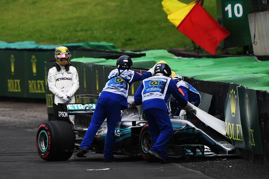 O piloto Lewis Hamilton, da Mercedes, sofre acidente durante segundo dia de treino livre para o Grande Prêmio do Brasil, no Autódromo de Interlagos - 11/11/2017