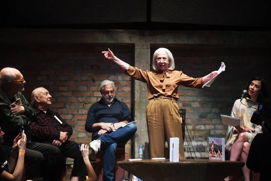 Fernanda Montenegro participou da leitura do novo livro de sua filha, Fernanda Torres “A Glória e Seu Cortejo de Horrores”, no Teatro Oficina , ao lado do diretor José Celso Martinez Corrêa, o Zé Celso, e de Antonio Fagundes.